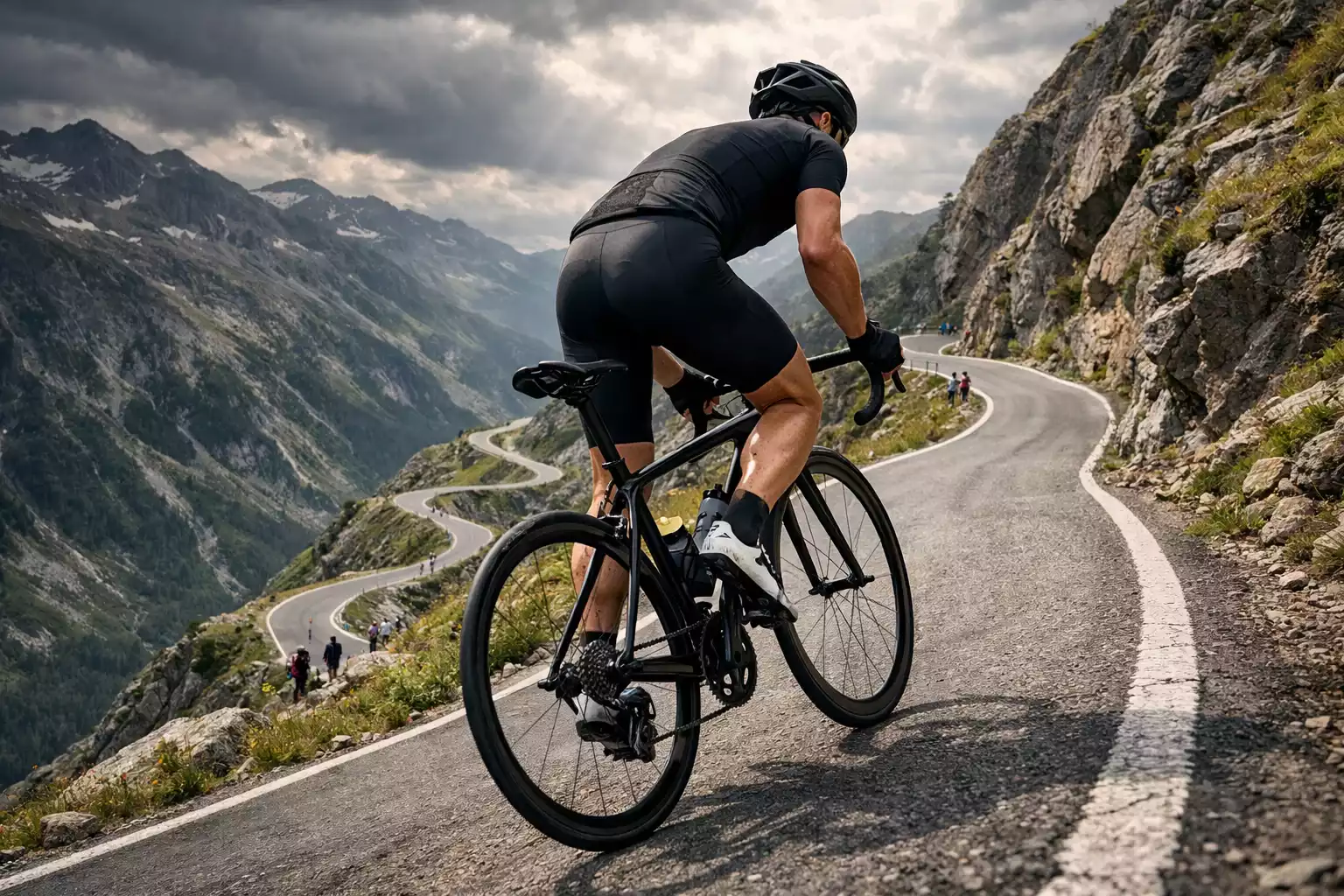 Wielrenner klimt een steile bergpas tijdens een bergetappe van de Tour de France